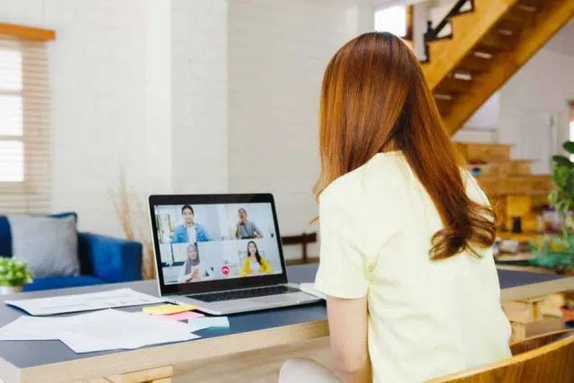 Mujer teletrabajando en casa