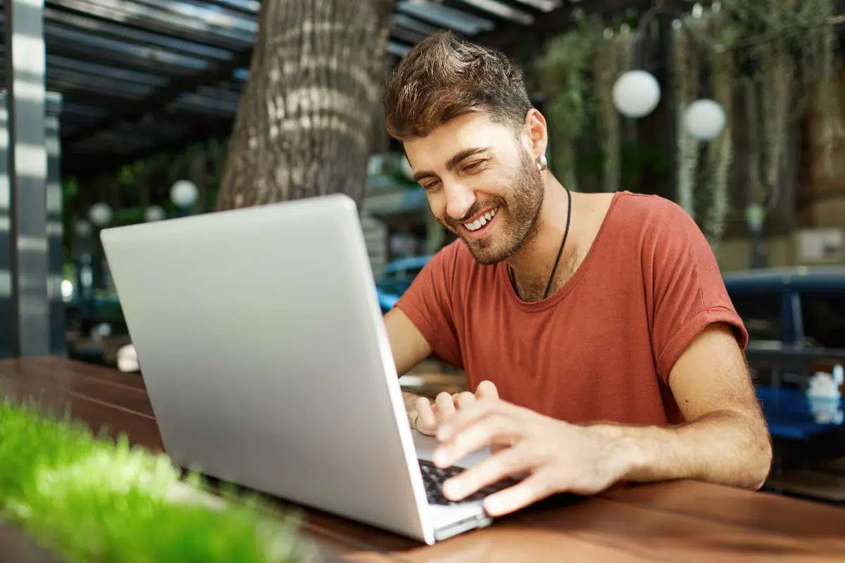 joven teletrabajador