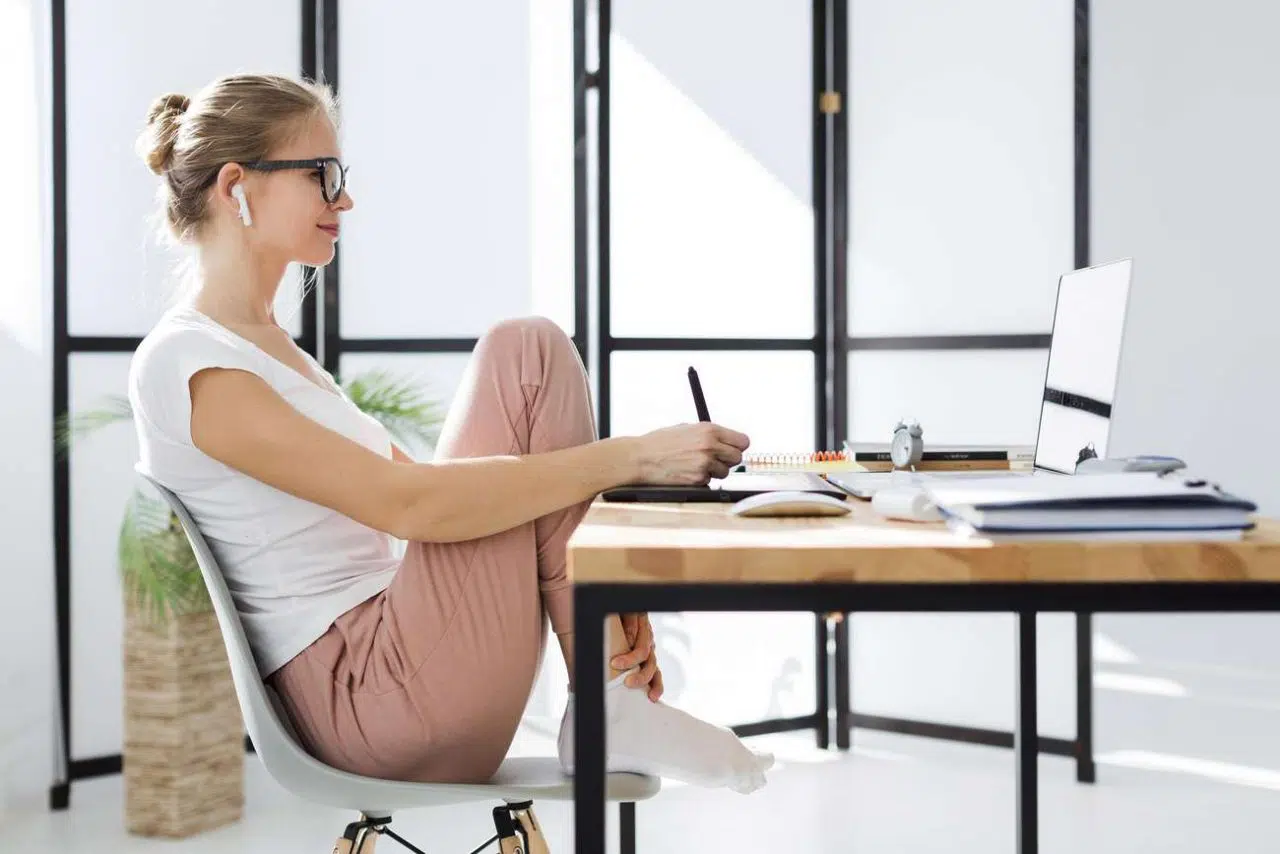 mujer teletrabajando
