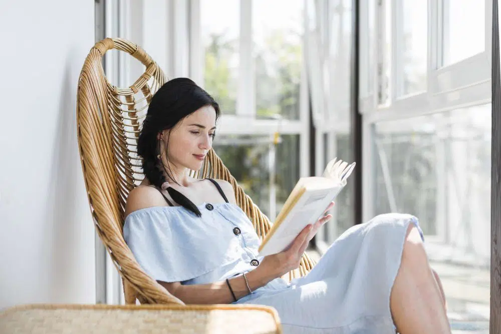 Mujer leyendo libro