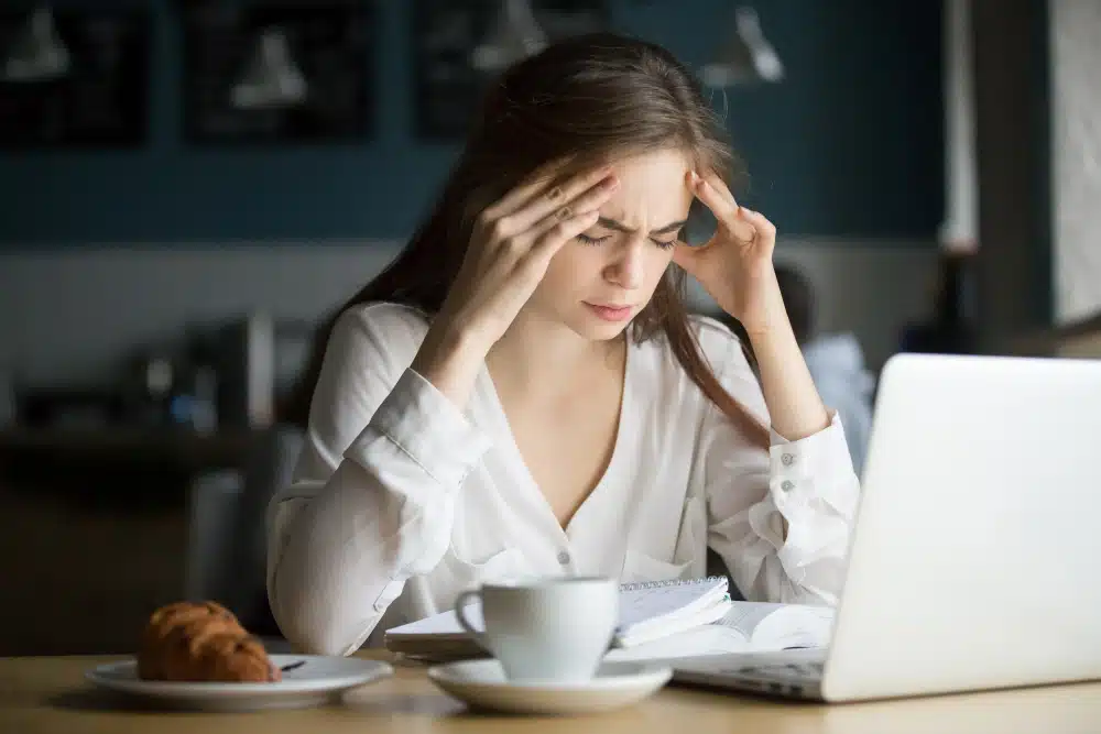 Mujer teletrabajadora estresada