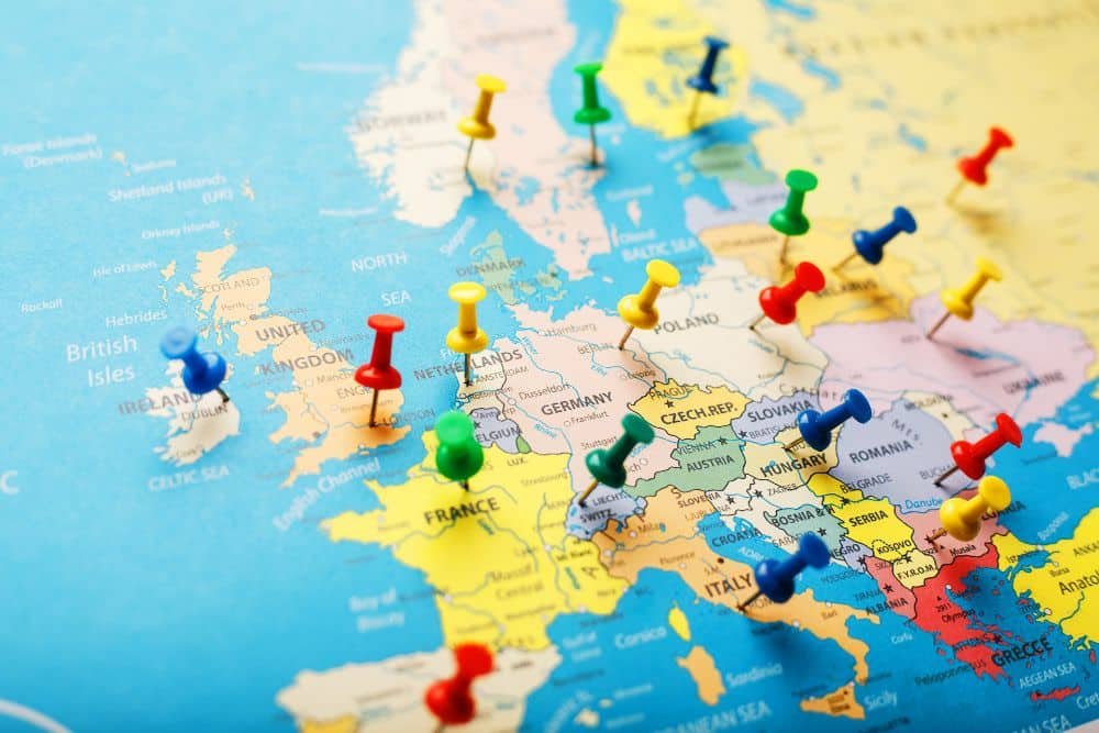 Foto en el mapa de europa, los botones de colores indican la ubicación y las coordenadas del destino.