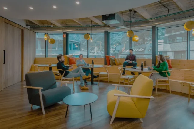 Zona de networking en el coworking Ingeni de Andorra